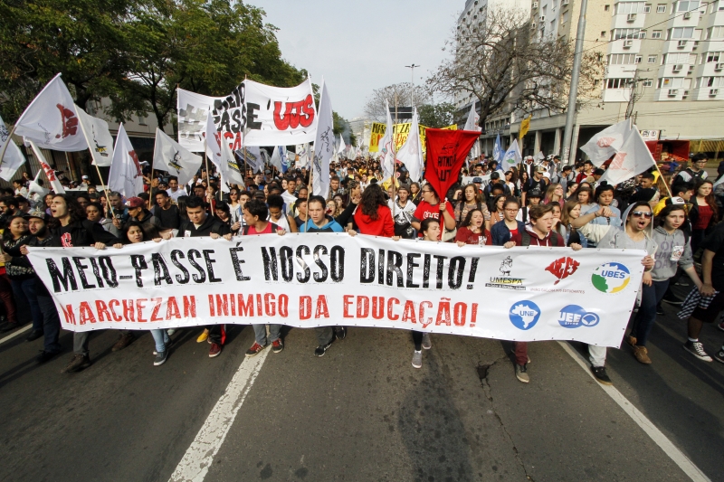 Estudantes saíram em caminhada em direção à Prefeitura da Capital