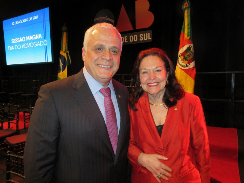 Ricardo Breier, presidente da OAB-RS, com Sulamita dos Santos Cabral, que recebeu o título de Advogada Emérita
