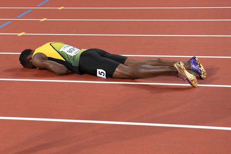 Despedida melancólica: Bolt não consegue terminar a prova e, com dores, chora na pista