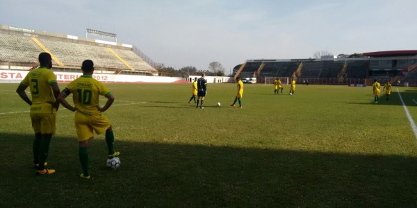Apenas os jogadores do Ypiranga entraram a campo neste sábado no Estádio Vail Chaves