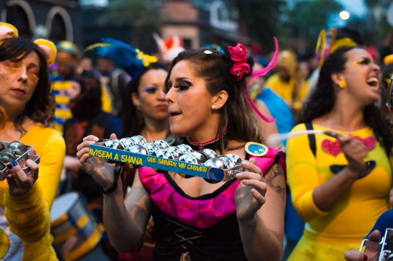 Integrantes do grupo Avisem a Shana que sábado vai chover desfilaram do Santana ao Centro Histórico