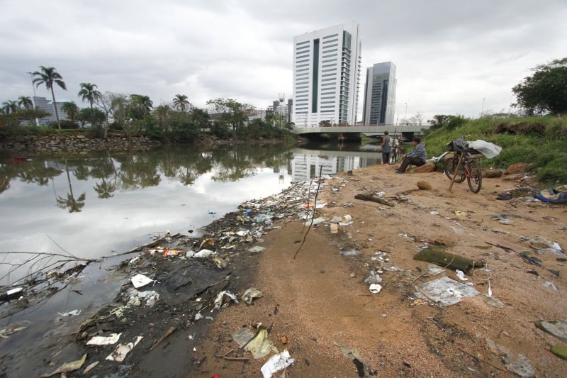 Com a baixa, acúmulo de lixo ficou visível na beira do rio e pequenas ilhotas se formaram em meio à água