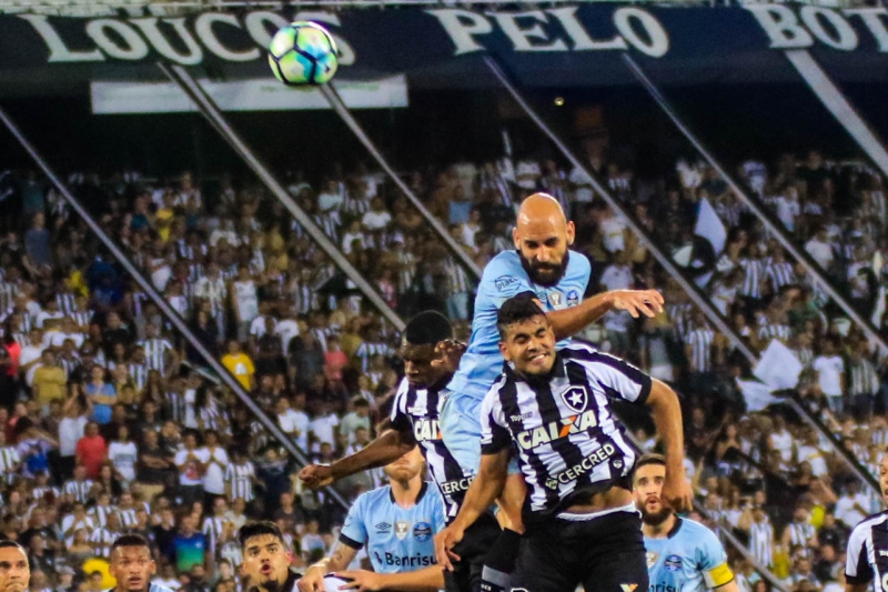 Jogadores Bruno Rodrigo e Emerson Silva em lance durante a partida