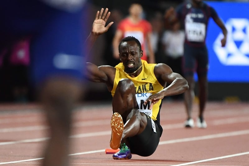Jamaicano caiu na pista logo após receber bastão para os 100 metros finais