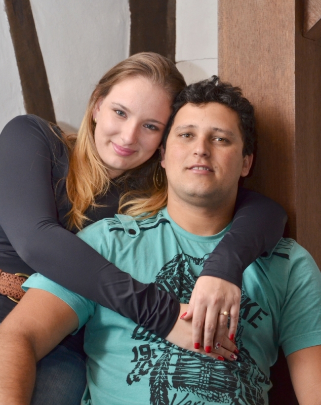 Daiane e Maicon enviam caixas para 1 mil assinantes Foto: Adeus rotina/DIVULGAÇÃO/JC