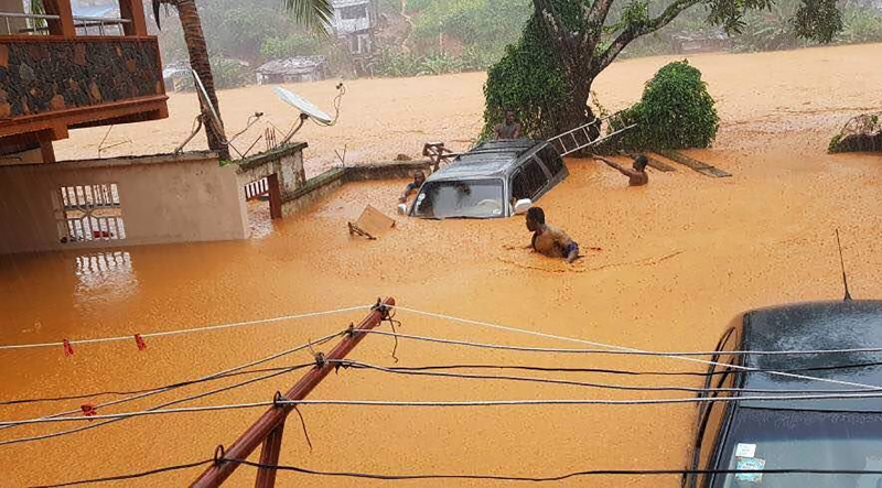 Deslizamentos de terra e inundações atingiram Freetown e arredores