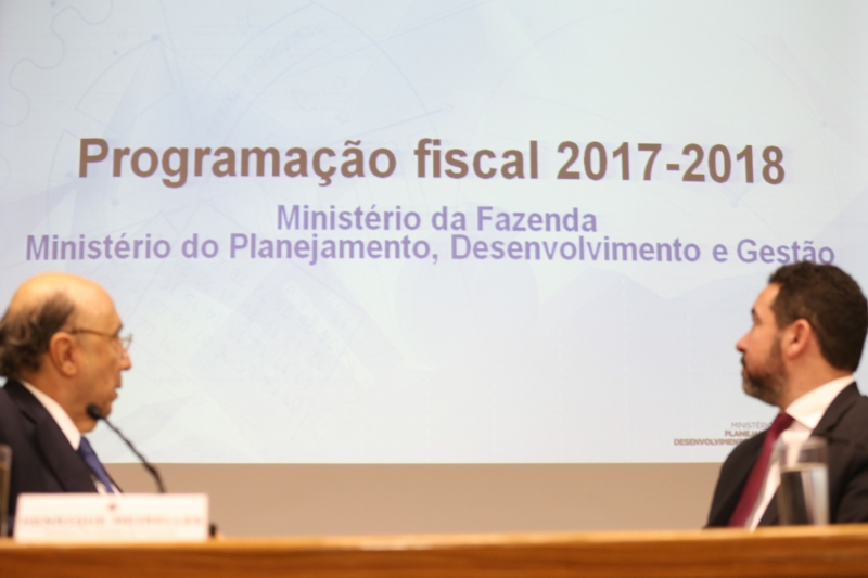 Henrique Meirelles (e) e Dyogo Oliveira (d) anunciaram as definições 