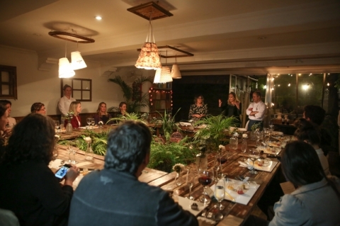 Um ambiente l&uacute;dico &eacute; criado em uma mesa coletiva