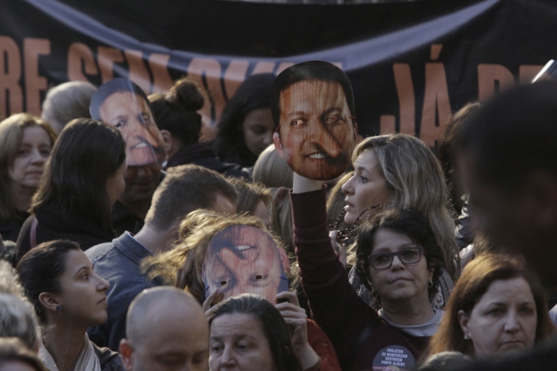 Manifestantes levaram máscaras do rosto do prefeito com nariz do personagem Pinóquio