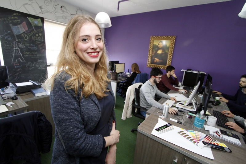 GE
Entrevista com dono da ag&ecirc;ncia Joker, Rodrigo Hoffmann, sobre presen&ccedil;a de Alice Liogier, uma francesa trabalhando ali.
na foto: Alice Liogier Foto: MARCELO G. RIBEIRO/JC