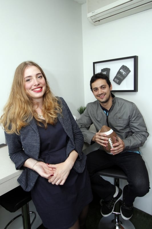 A francesa Alice trabalha na Joker, de Rodrigo, e atende a projetos do jogador Ronaldinho Ga&uacute;cho Foto: MARCELO G. RIBEIRO/JC