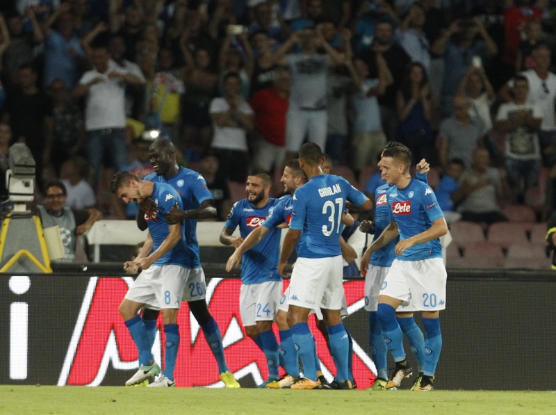 Jorginho comemora com companheiros de Napoli após acertar o tento no pênalti contra o Nice