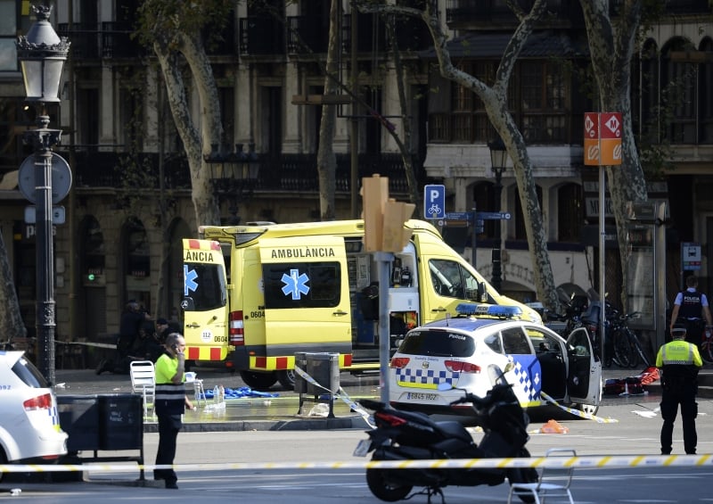 Polícia e ambulâncias se posicionam no local onde ocorreu a ação da van