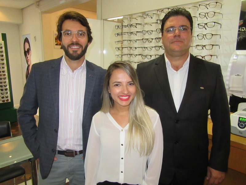 Guilherme Foernges com Thais Rocha e Jairo Rodrigues, na tarde de estilo na Maison Foernges, com dicas da grife Silhouette