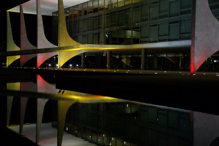 O Planalto está iluminado com as cores vermelha e amarela da bandeira de Barcelona