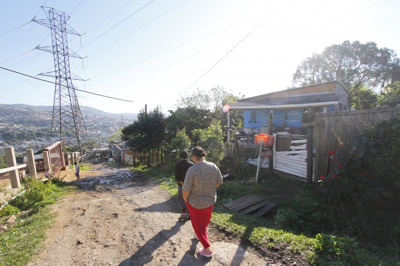 Comunidade se localiza embaixo de rede de alta tensão da CEEE