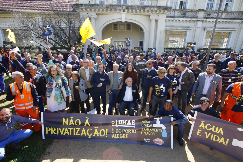 Manifestantes se posicionaram no entorno do prédio histórico da hidráulica, no bairro Moinhos de Vento