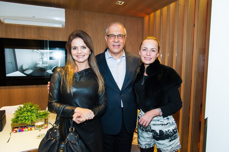 Elisa Martins, Clademir Argenta e Gabriella Hodara no showroom da Romanzza  
