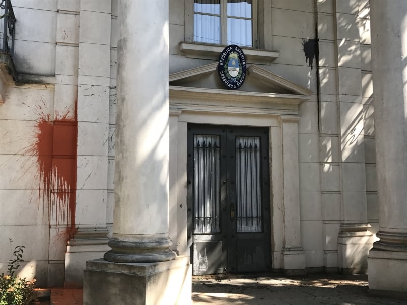 Fachada ficou com uma mancha vermelha após manifestantes jogarem garrafas com tinta no local