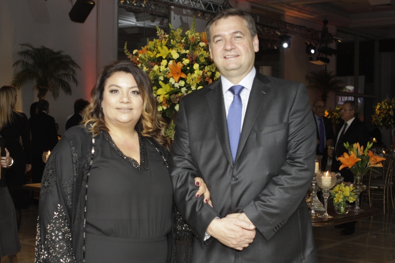 Maristela Alves e Gilberto Schäfer recepcionaram os convidados no Centro de Eventos do Plaza 