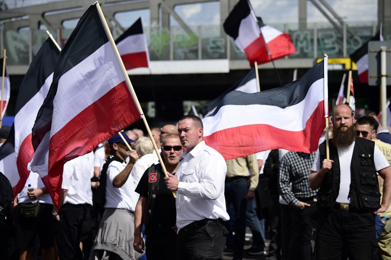Manifestantes de extrema-direita marcharam em homenagem aos 30 anos de morte do nazista Rudolf Hess