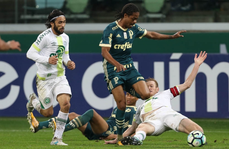 Keno disputa bola com Apodi, da Chapecoense, que se deu melhor na casa do Palmeiras 