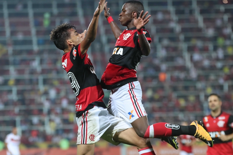 Vinicius Junior (à direita) marcou dois e garantiu o triunfo por 2 a 0 sobre o Atlético Goianiense