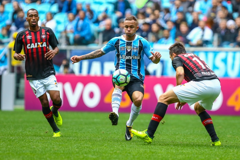 Grêmio empata em 0 a 0 com o Atlético-PR e perde chance de encostar no Corinthians