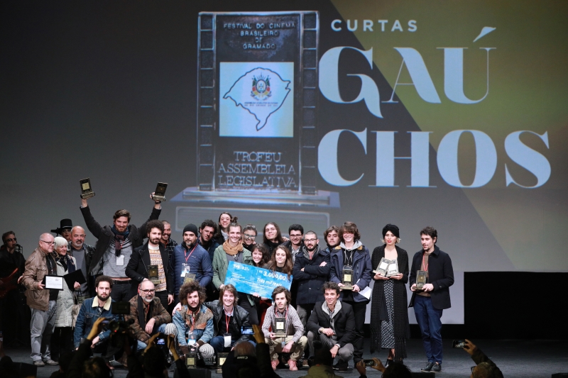 Todos os vencedores da Mostra Assembleia Legislativa de Curtas Gaúchos com seus troféus