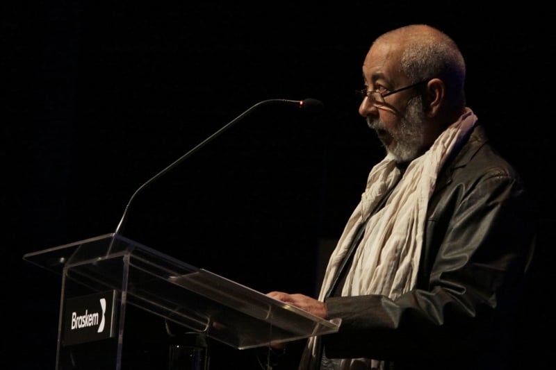 "Tenho uma relação de dependência com a Ilha, seria muito difícil continuar escrevendo fora", disse