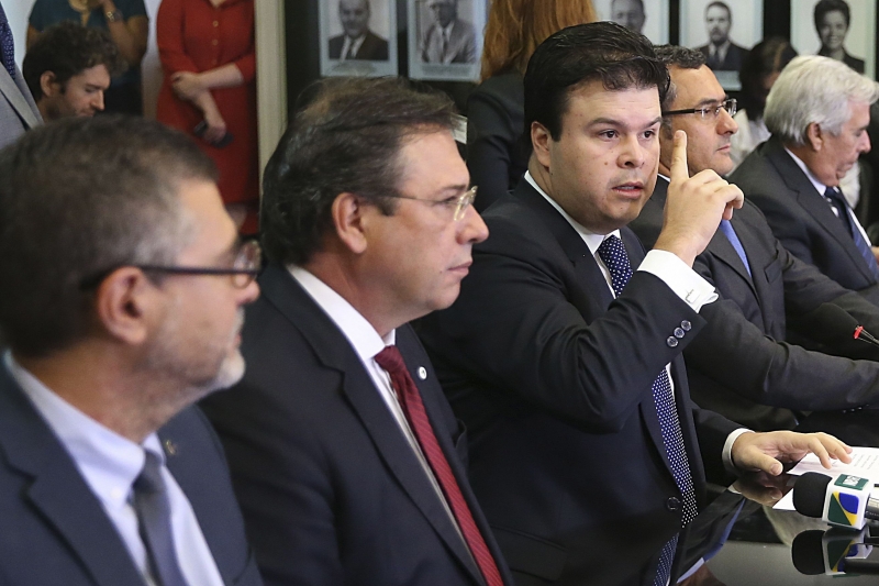 Coelho Filho (centro) citou Embraer e Vale como exemplo de processos semelhantes de venda
