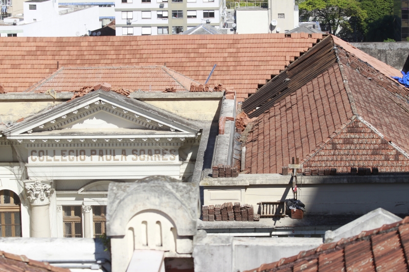 Terceiro andar está interditado há um ano, por risco de desabamento do telhado