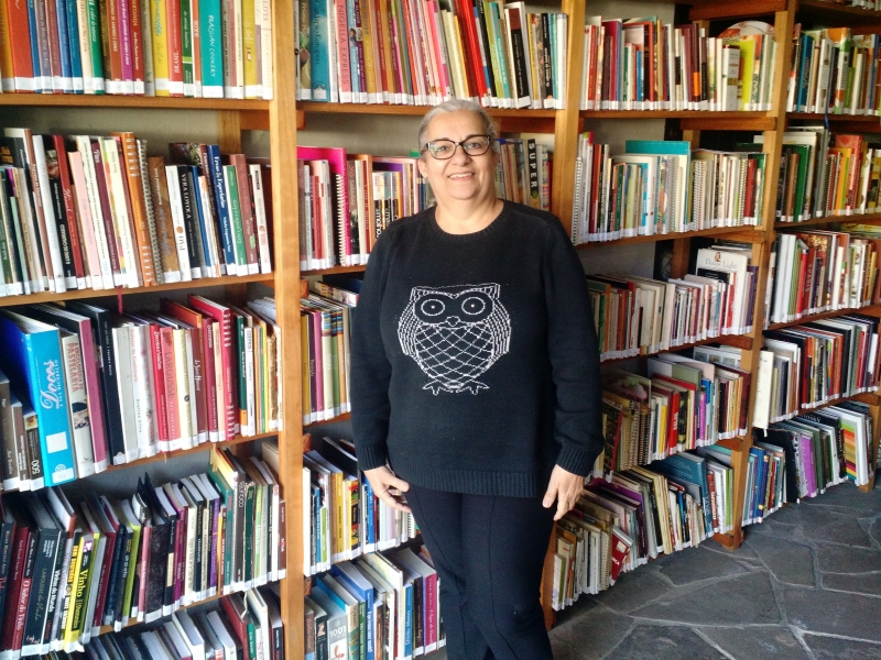 A jornalista Bete Duarte rel� seu acervo, mantido em casa, para mostrar as refer�ncias culin�rias das obras