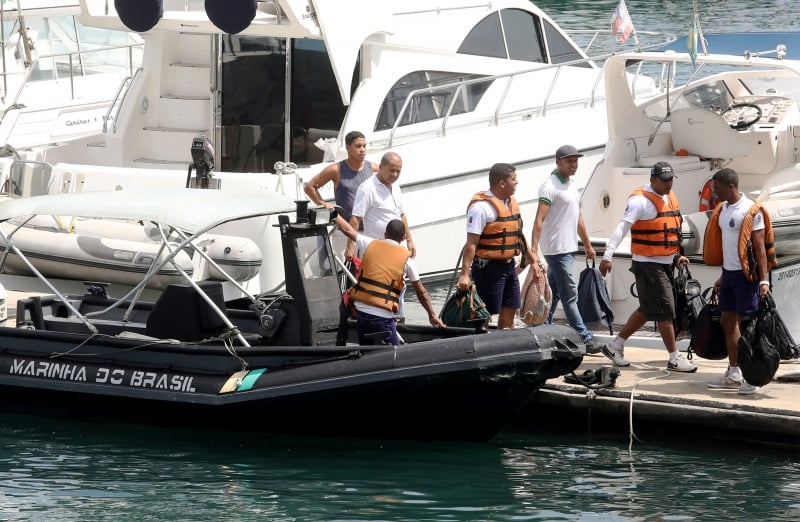 Marinheiros tentam resgatar vítimas de mais um desastre com o afundamento de barco de passageiros