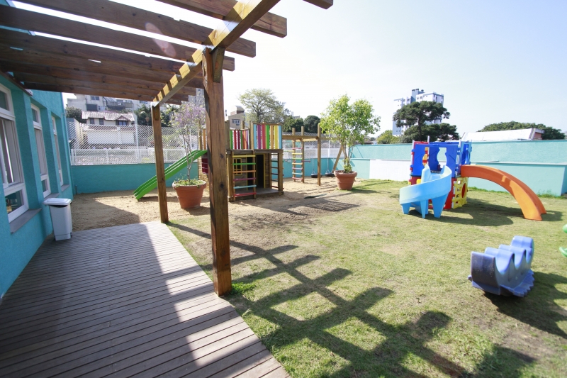 Na escola Universo Mágico, gramado fica no terraço, em uma área que também serve de jardim para as crianças brincarem