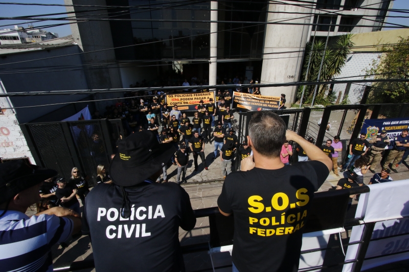 Policiais da PF, PRF, Polícia Civil, Receita Federal e agentes penitenciários e peritos do IGP protestaram