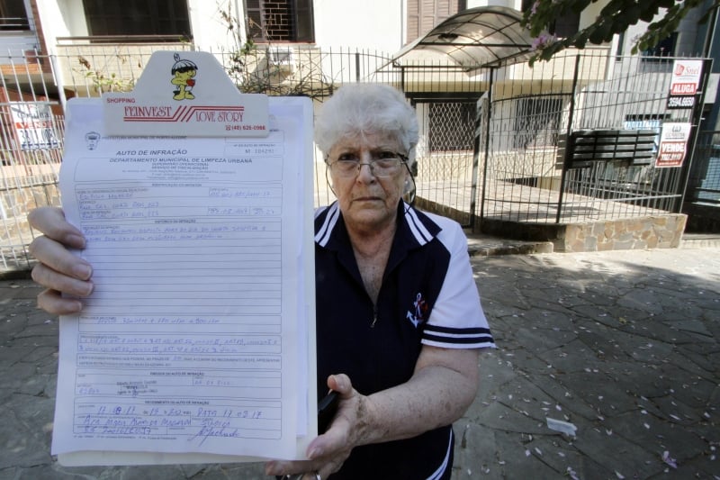 Aposentada Ana Maria Machado foi intimada a pagar quase R$ 3 mil 