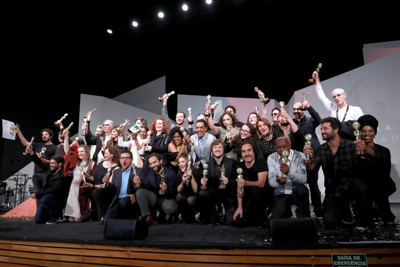 Vencedores comemoram as conquistas na cena final do 45º Festival de Cinema de Gramado