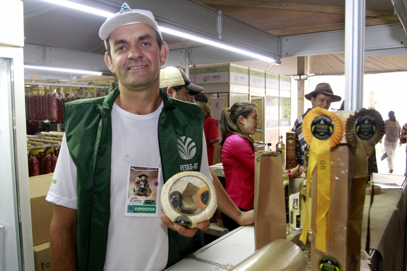 EXPOINTER 2017
Matéria sobre agroindústria familiar com presença de expositores de Minas Gerais.
na foto: Joel Leite, Queijo da Roça - MG