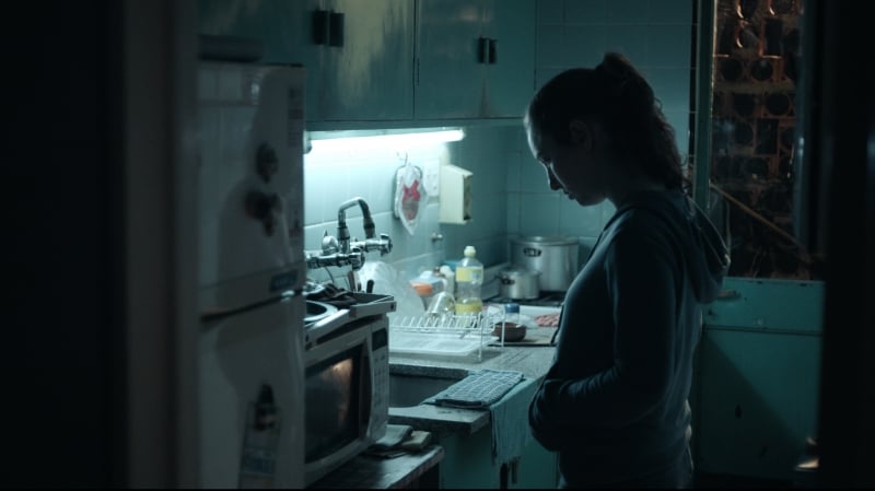 Atriz Mora Arenillas interpreta Ely, uma garota de 17 anos que descobre estar grávida