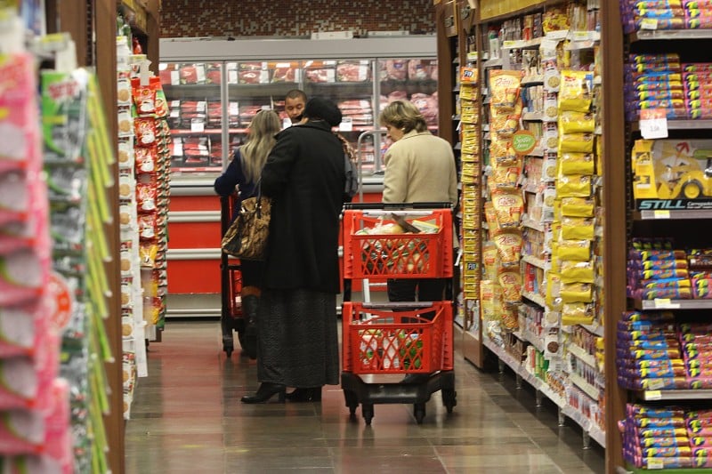 Dos 9 grupos de produtos e serviços pesquisados pelo IBGE, 7 tiveram alta