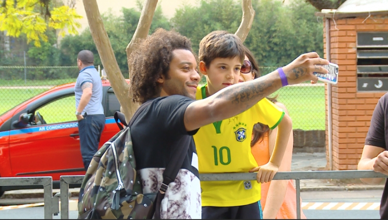 Na chegada a Porto Alegre, Marcelo tirou foto com torcedores e se apresentou ao técnico Tite