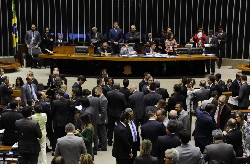 Deputados debatem o tema e indicam a votação para as bancadas de requerimento da oposição