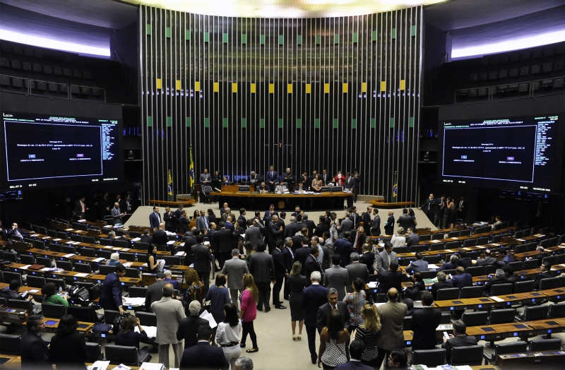 Plenário aprovou, por 384 votos favoráveis e 16 contrários, o texto principal da proposta de emenda