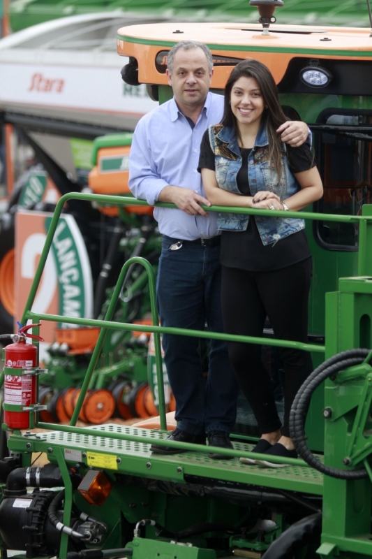 Assim como o pai, Jo&atilde;o Telles, Camila se envolve em projetos que unem agricultores e suas produ&ccedil;&otilde;es em Peju&ccedil;ara Foto: JONATHAN HECKLER/JC