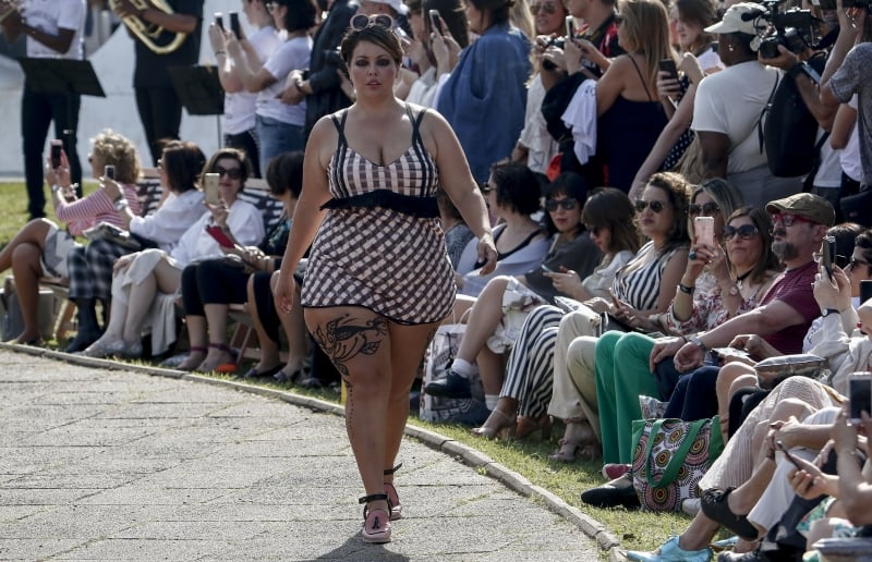 A model presents a creation by Ronaldo Fraga during the S&atilde;o Paulo Fashion Week in S&atilde;o Paulo, Brazil, on August 30, 2017. SPFW. Na foto, modelo plus size Fluvia Lacerda Foto: Miguel Schincariol/AFP/JC