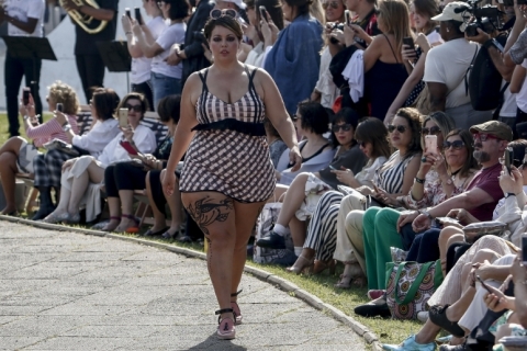 A model presents a creation by Ronaldo Fraga during the S�o Paulo Fashion Week in S�o Paulo, Brazil, on August 30, 2017. SPFW. Na foto, modelo plus size Fluvia Lacerda