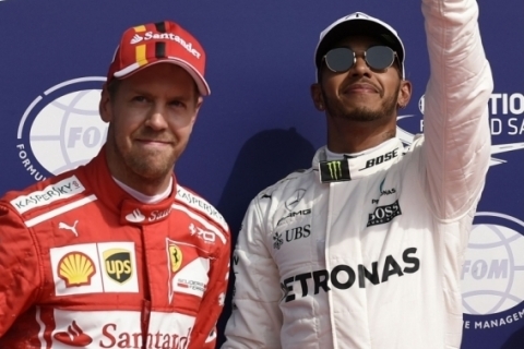Apenas sete pontos separam o britânico (d) de Vettel