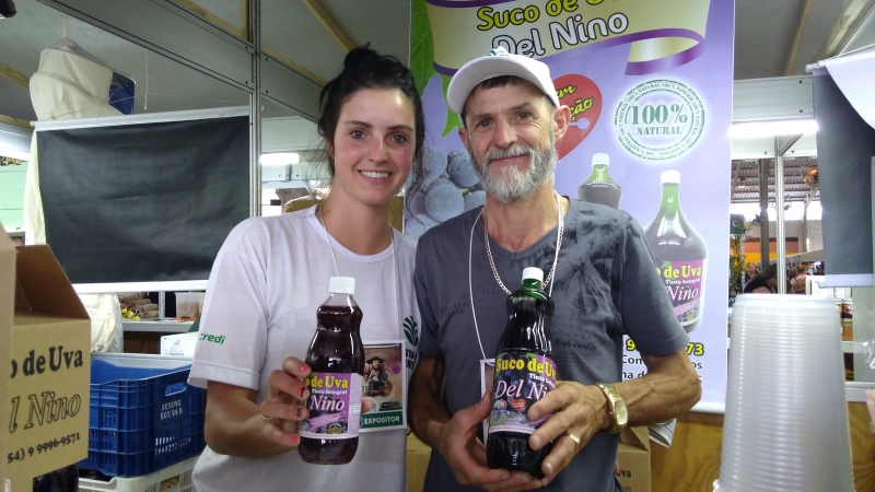 Graziela cuida das vendas dos sucos Del Nino, ao lado de Vitorino, da m&atilde;e e dos irm&atilde;os em Nova Roma Foto: Roberta Fofonka/Especial/JC