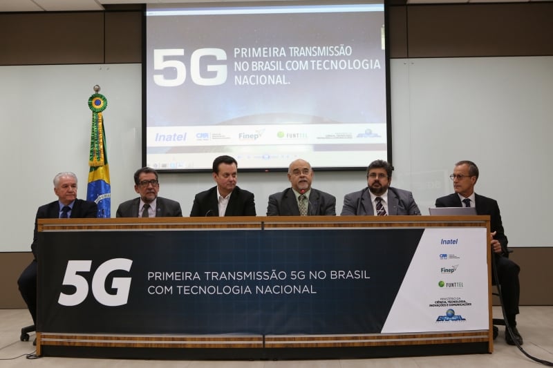 Tecnologia democratiza o acesso à internet, destacou Gilberto Kassab (3º à esquerda) 
